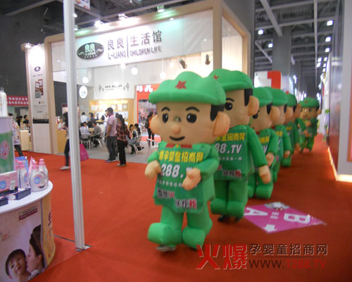 火爆軍團(tuán)在展會(huì)上辛勤耕耘
